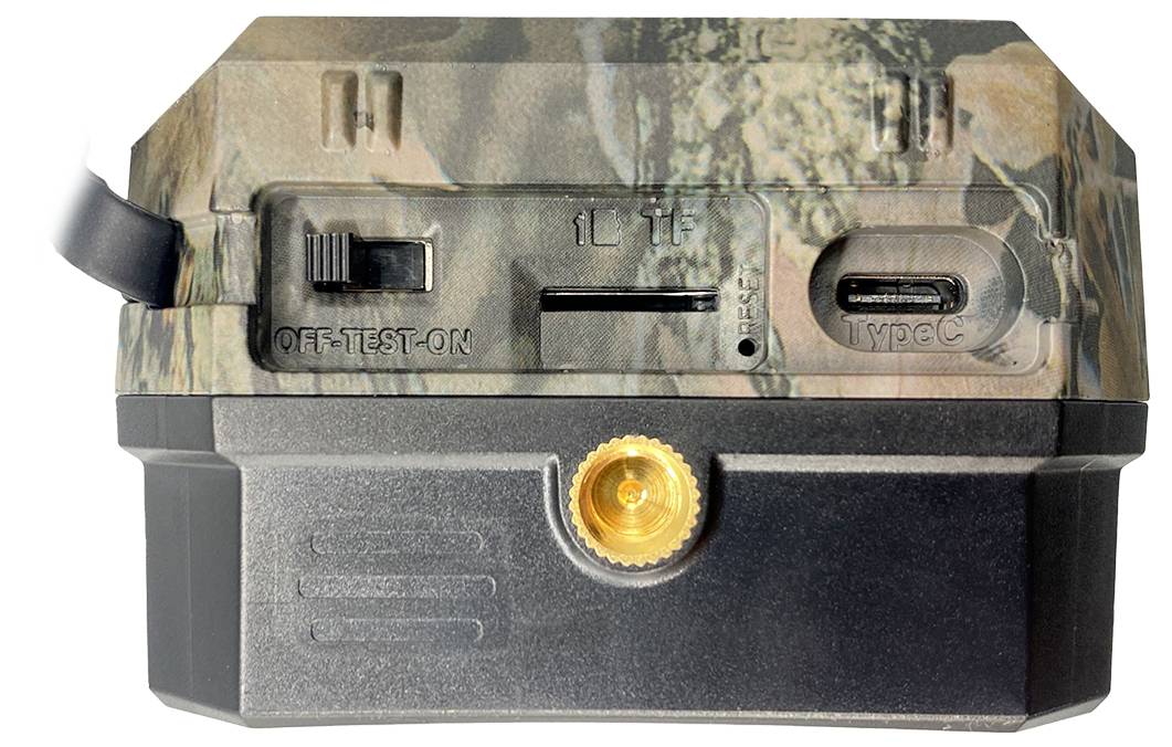 Detailní záběr na maskovaný elektronický přístroj s přepínačem „OFF-TEST-ON", portem USB-C a centrální ambrem světlem indikátoru.