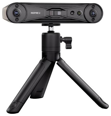 Černá kamera DJI Inspire 2 3D na malém stativu proti bílému pozadí.