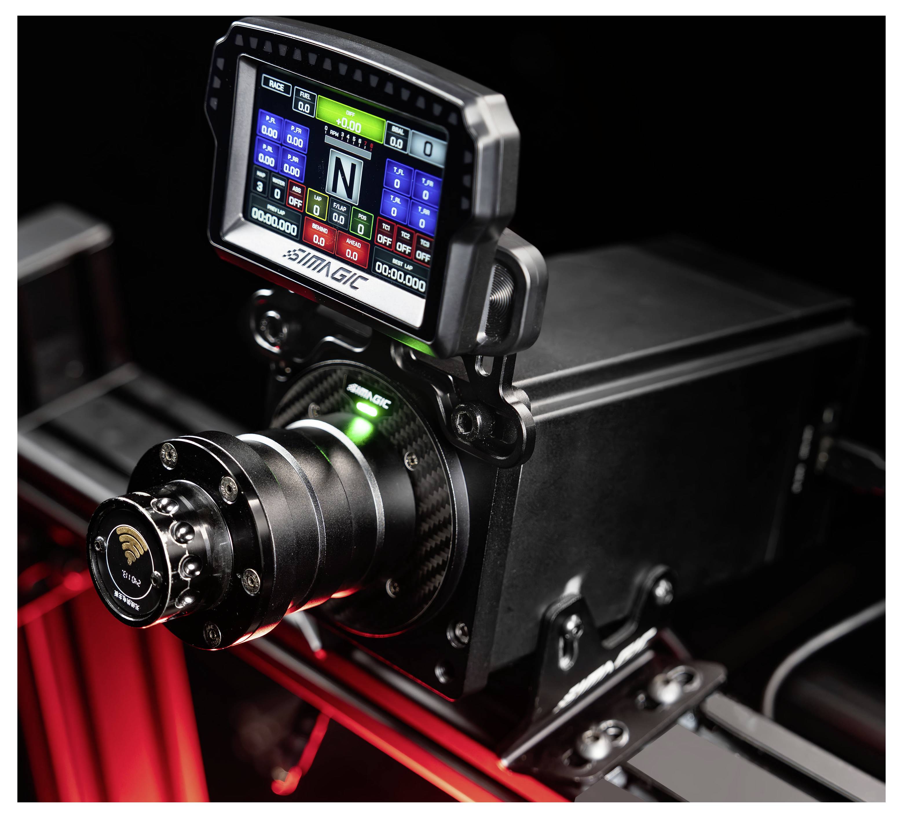 Detailní záběr filmařské kamery s monitorem SmallHD a namontovanou objektivem, ukazující profesionální filmařský setup s červeným akcentním osvětlením.
