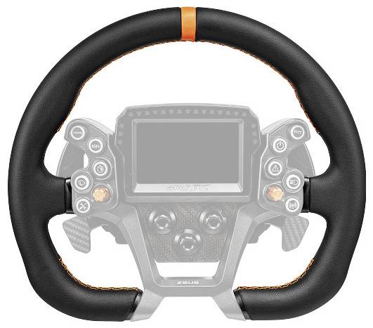 Černý volant s oranžovým středovým pruhem zobrazený přes vybledlý digitální displej palubní desky a tlačítka.