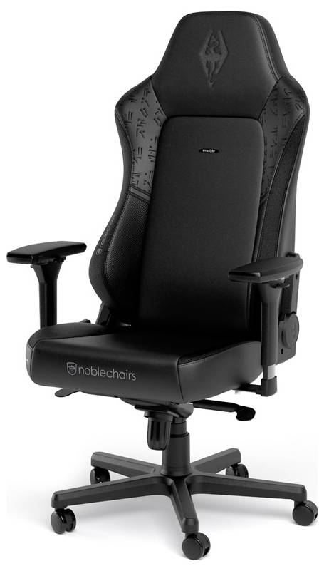 Černá ergonomická herní židle s opěradlem na hlavu, polstrovaným sedákem, nastavitelnými područkami a pětikončetou základnou na bílém pozadí