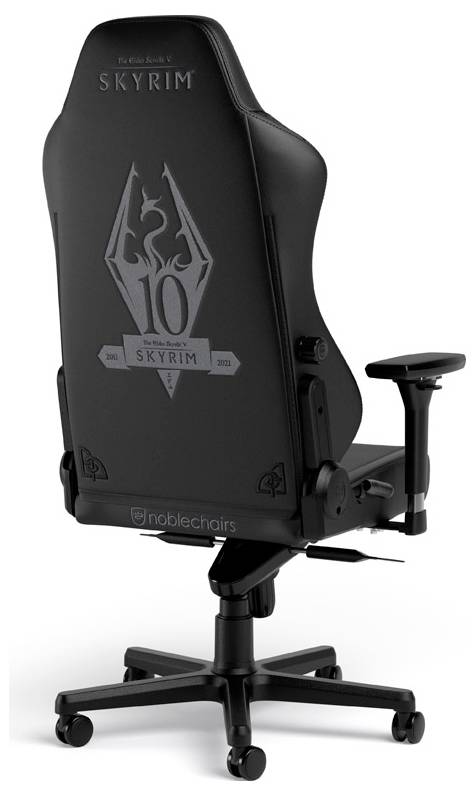 Černá herní židle se 10. výročím Skyrimu a logem značky „noblechairs" na zádech, zobrazená zezadu na bílém pozadí.
