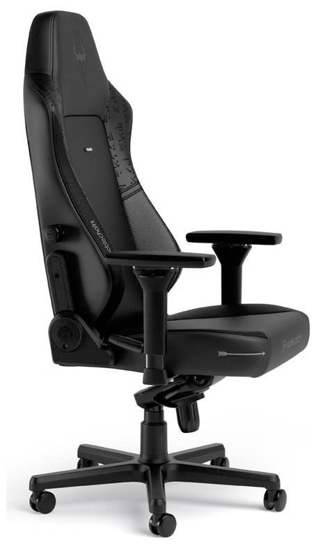 Černá ergonomická kancelářská židle s vysokým opěradlem, opěrkou hlavy, nastavitelnými područkami a kolečkovou základnou na bílém pozadí