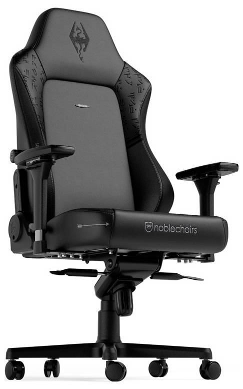 Černá ergonomická herní židle s vysokým opěradlem, nastavitelnými područkami, sklopnou základnou a pětikoly na kolečkách, značky NobleChairs.