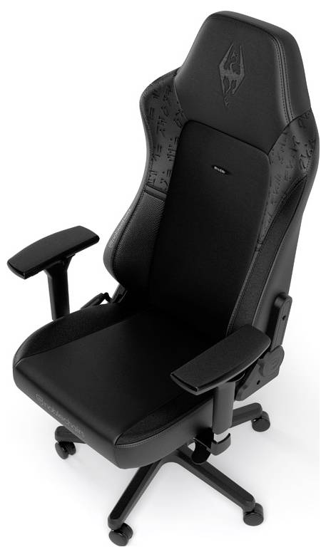 Černá ergonomická herní židle s vysokým opěradlem, opěrkou hlavy, nastavitelnými područkami a otočným podstavcem s kolečky na bílém pozadí