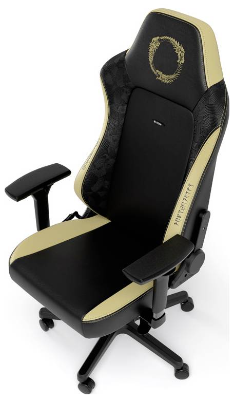 Černá a zlatá ergonomická herní židle s polstrovanou opěrkou hlavy, nastavitelnými područkami, pětikoly základnou a znakem loga na opěradle.