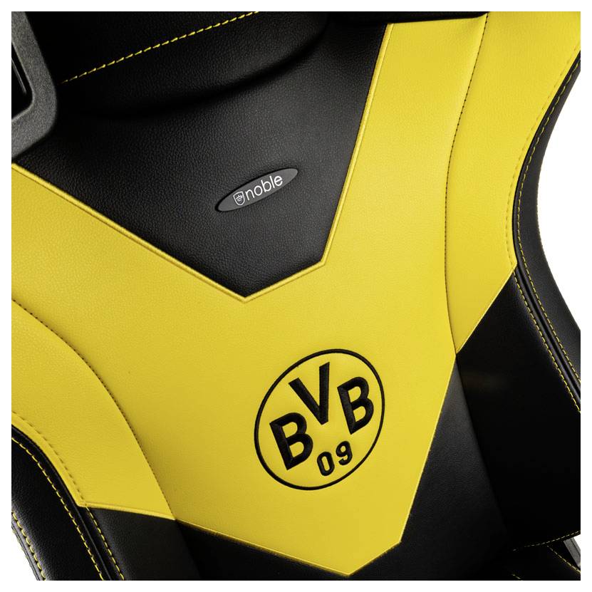 Detailní záběr na černožluté herní křeslo s logem Borussia Dortmund BVB 09 na opěradle.
