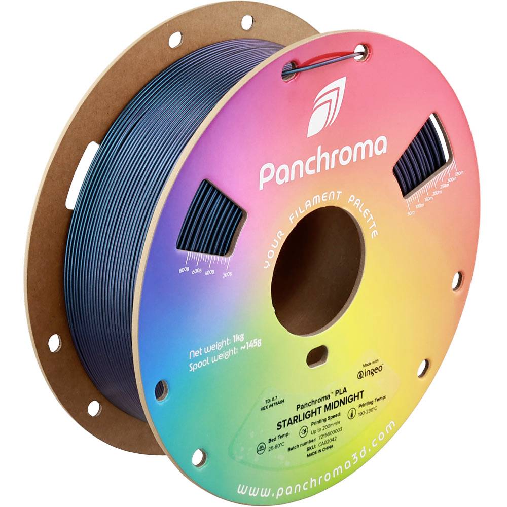 Cívka s duhovým přechodem označená „Panchroma" obsahující modrý filament pro 3D tisk, zobrazená na hnědé cívce se středovým otvorem.