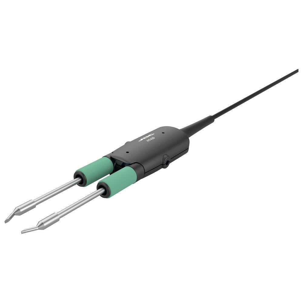 Dvoukolíkový elektrický měřicí přístroj s černou rukojetí, zelenými úchyty a připojeným kabelem na bílém pozadí.