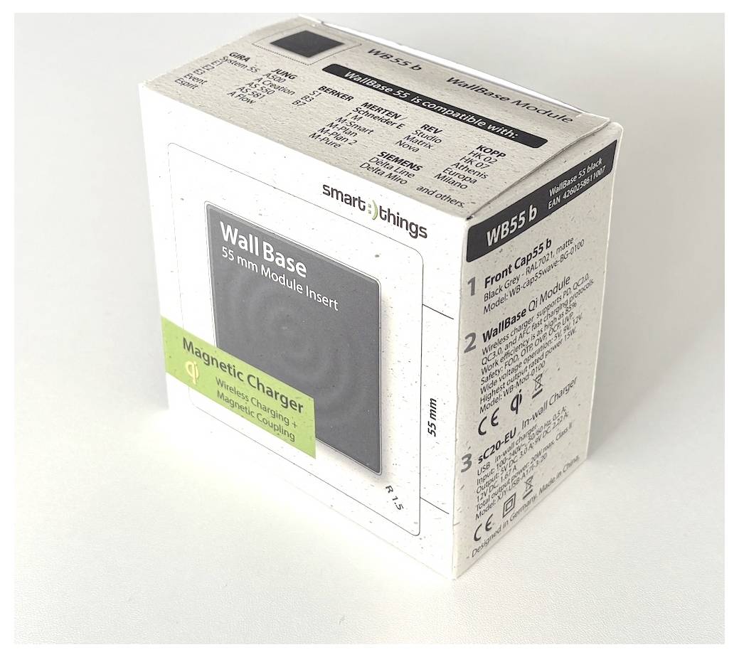 Krabice pro modul SmartThings Wall Base 5 mm s vloženou přípravou a magnetickou nabíječkou, zobrazená v maloobchodním balení s detaily produktu na stranách.