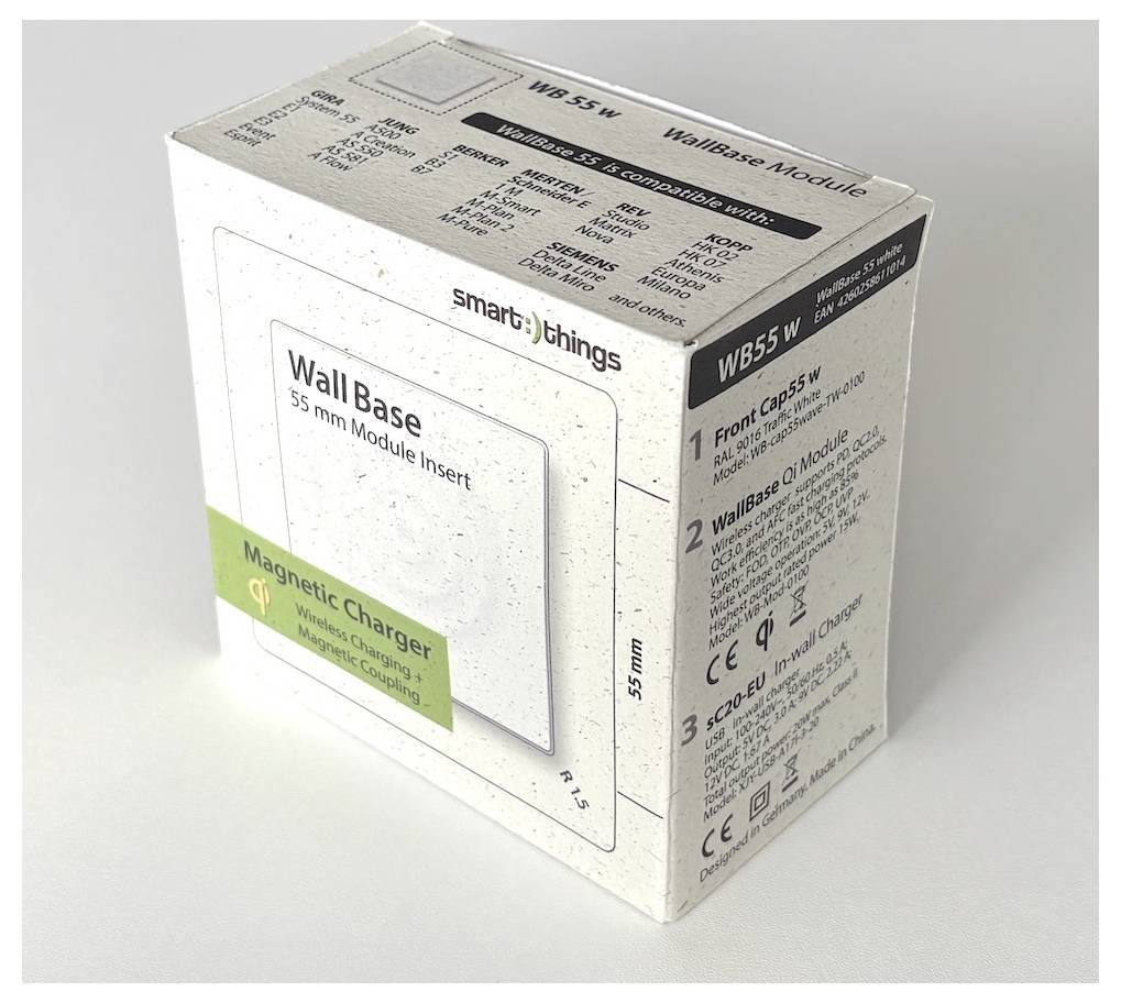 Modul vsazovací krabice SmartThings Wall Base 55 mm s magnetickým nabíječem a štítkem, zobrazeno na bílém pozadí.
