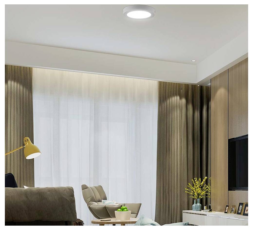 Moderní obývací pokoj s velkým oknem se sheer záclonami, relaxační křeslo, stojanová lampa, televize a bílá konzole s květinami a dekoracemi.