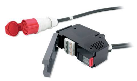 Průmyslový elektrický konektor s červeným a bílým konektorem a černým svorkovnicí, zobrazený s připojenými kabely a otevřeným zámkem.