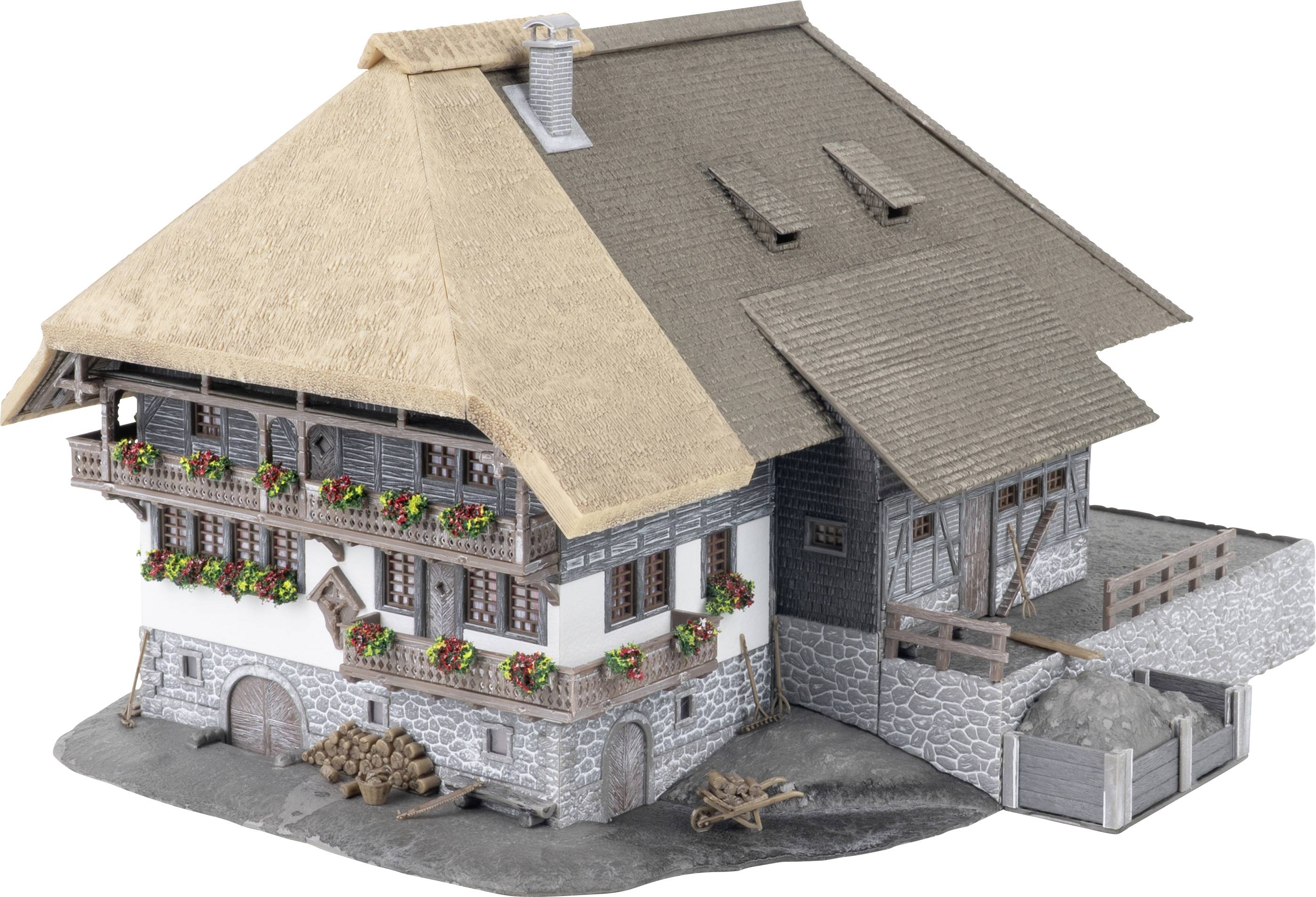 3D model tradičního zemědělského domu se sláměnou a šindelem pokrytou střechou, truhlíky s květinami, kamenným základem a malou oplocenou zahradou.