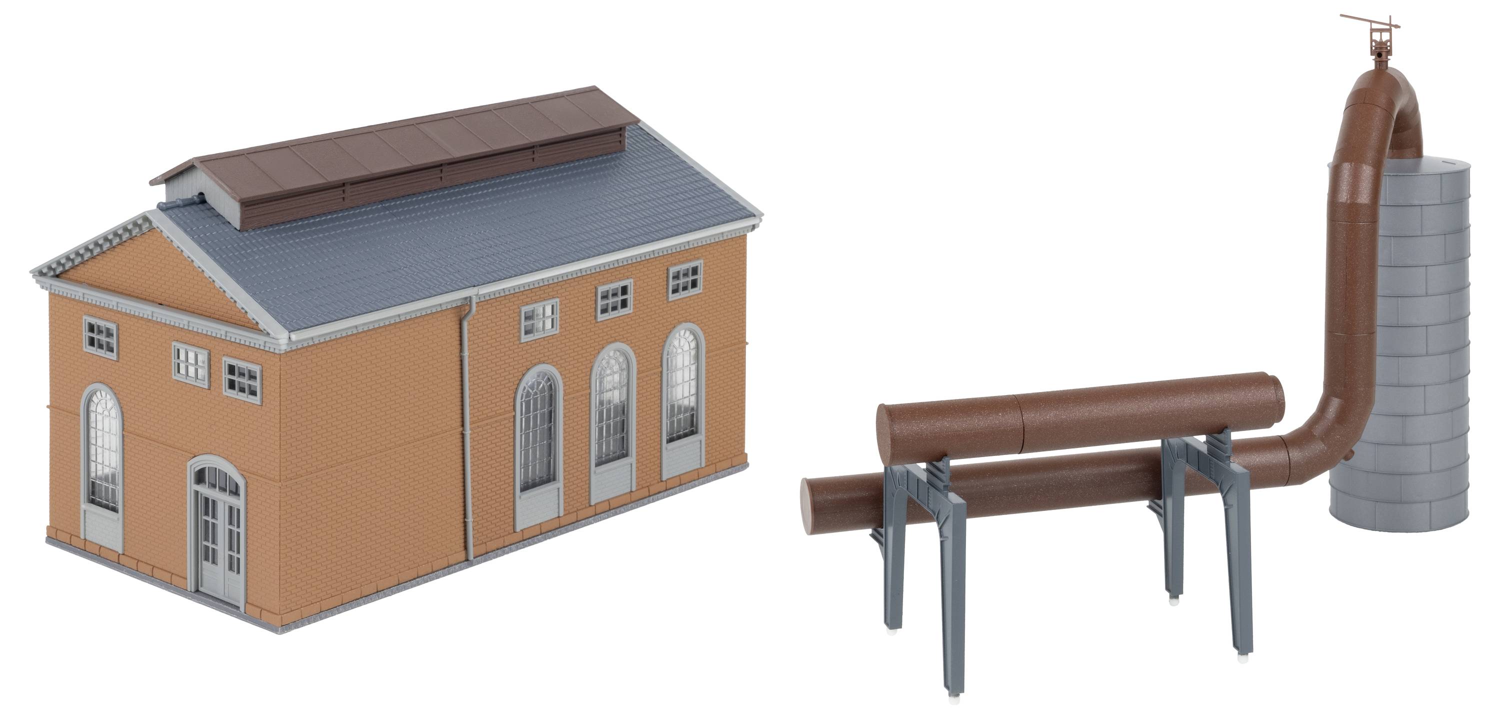 3D model zděné budovy připojené hnědými trubkami k vysoké válcové nádrži, ilustrující systém odvodnění nebo manipulace s kapalinou.