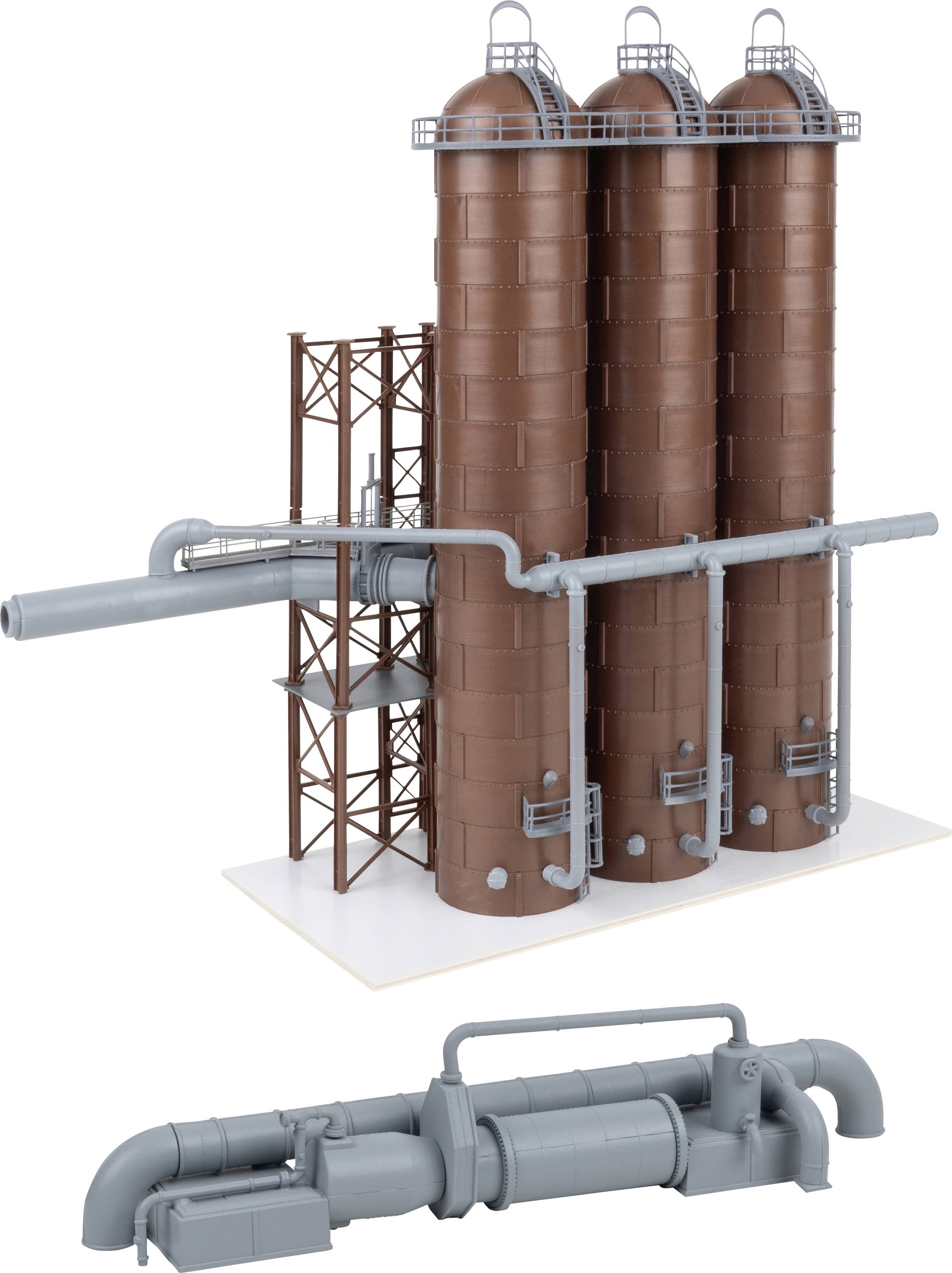 Průmyslový komplex sila na zrno se třemi vysokými hnědými skladovacími silos propojenými kovovými potrubími a manipulační/zpracovatelskou jednotkou níže.