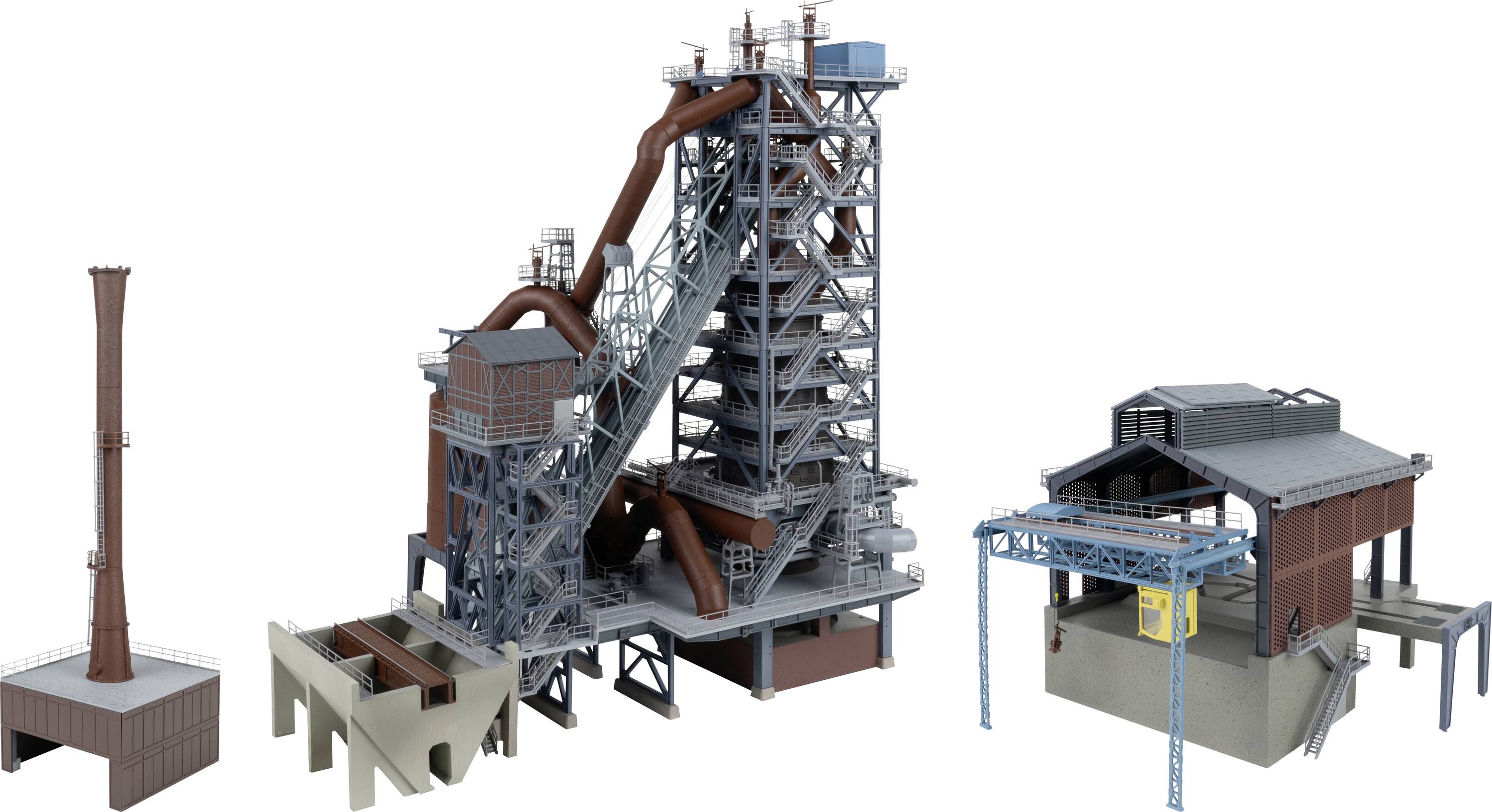 Tři průmyslové závodni struktury zobrazené v 3D: vysoký kouřovod, velká věž na zpracování oceli s potrubím a dopravníky, a menší krytá zařízení.