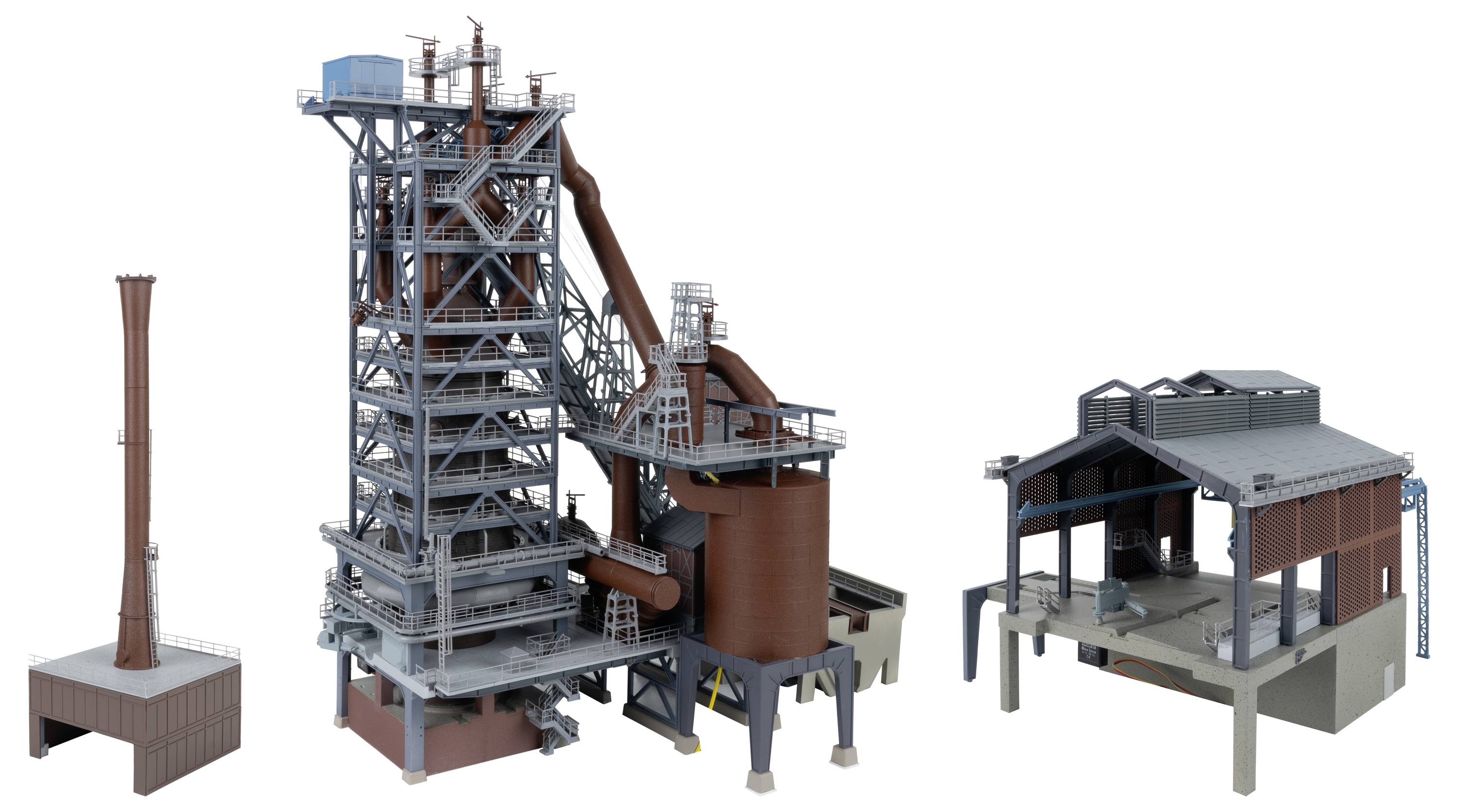Tři průmyslové 3D modely: velký ocelářský závod se dopravníkem a silem, menší komín a otevřená užitková stavba.