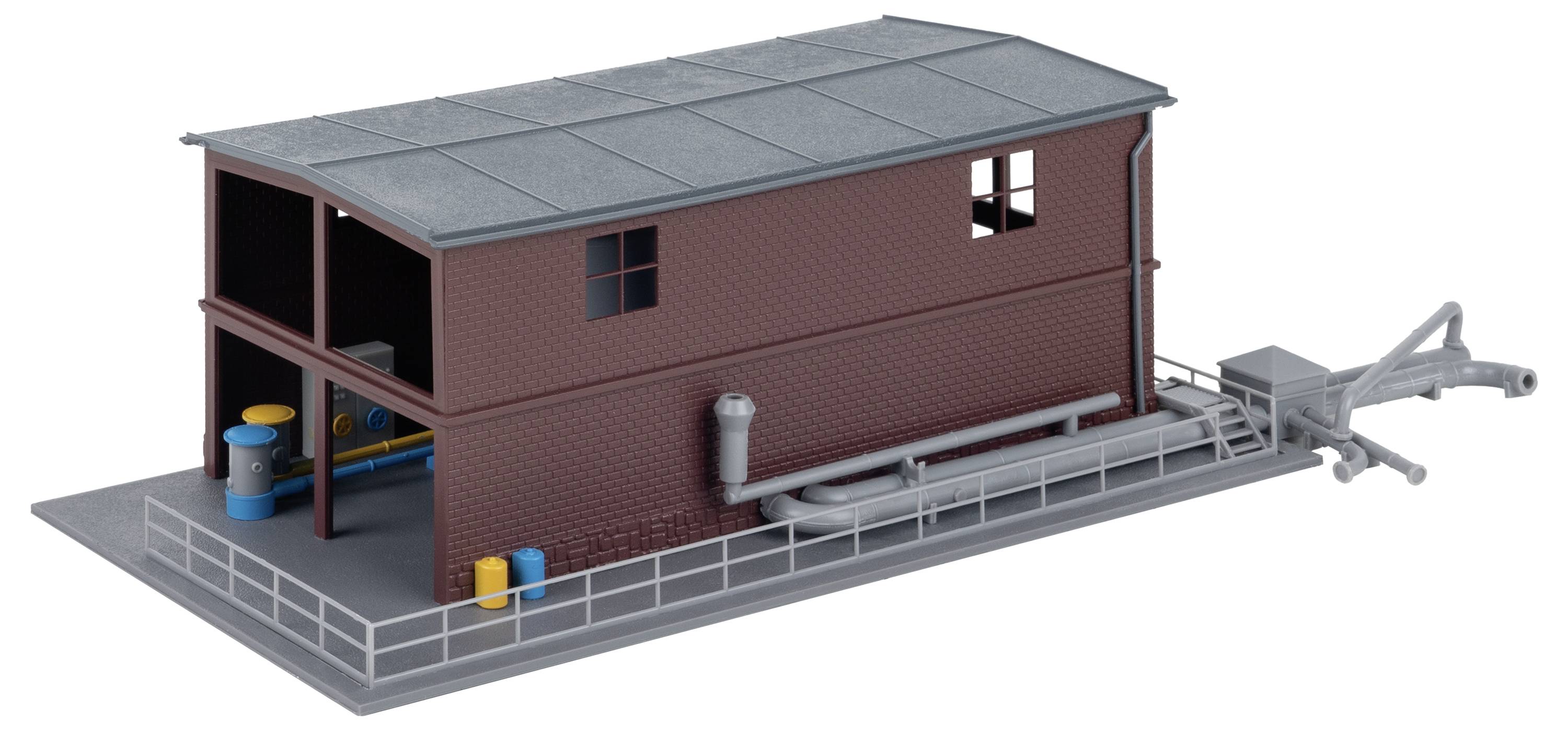 3D vykreslení průmyslové budovy s vnějším dopravníkem a potrubním systémem, zobrazené na oplocené platformě.