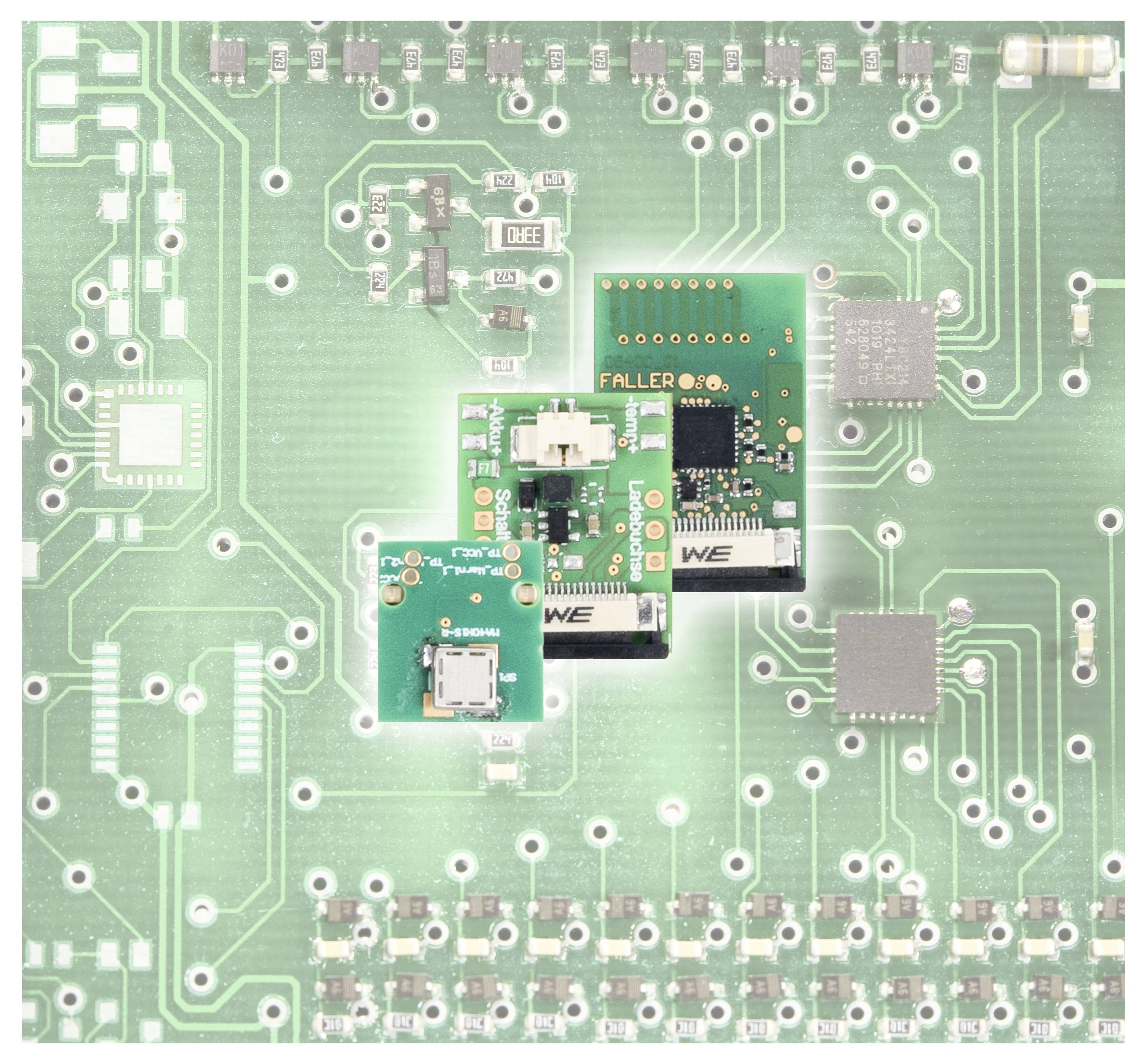 Tři malé elektronické desky plošných spojů navrstvené na větší zelené desce plošných spojů, na kterých jsou viditelné konektory, čipy a body spájení.
