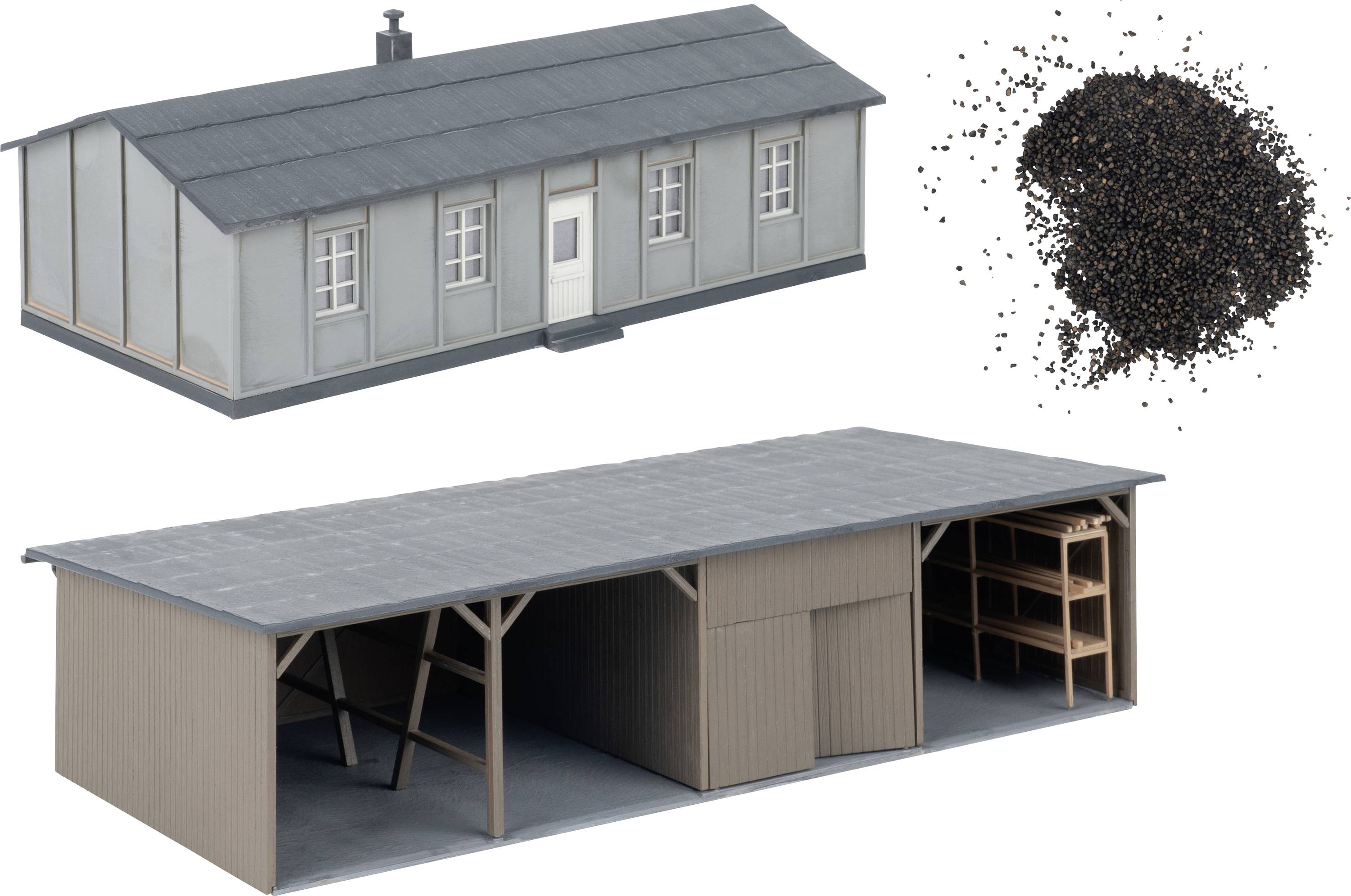Dva 3D modely budov zobrazené nahoře a dole, s hromadou černých granulí v pravém horním rohu; spodní budova je otevřená skladovací hala s policemi.