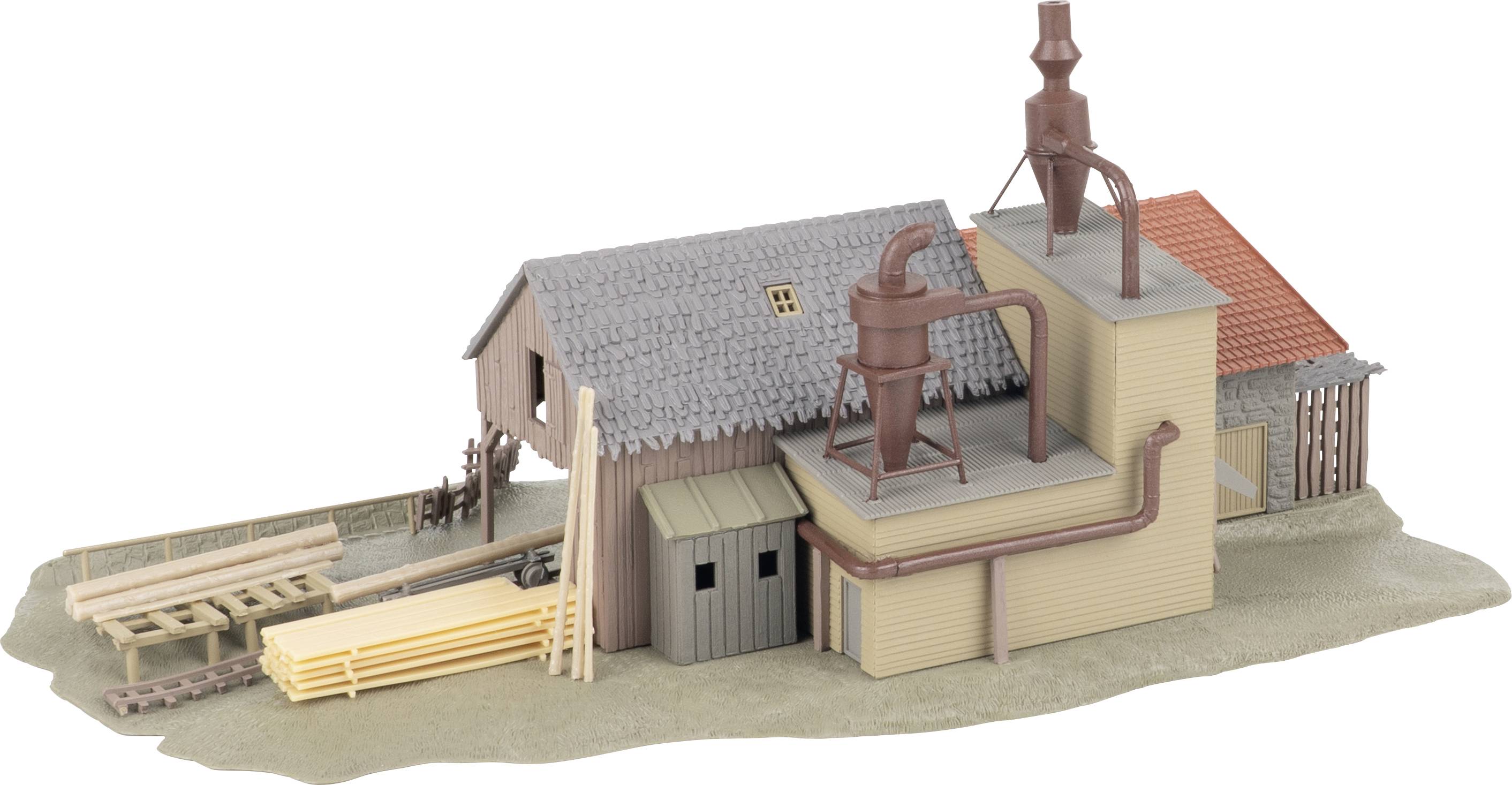 Model průmyslového zpracovatelského závodu s propojenými budovami, potrubími a vysokými stroji, zobrazený jako modelová architektonická maketa.