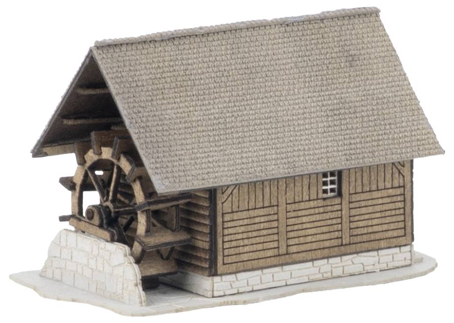 Malý dřevěný model vodního mlýna se sklopenou střechou z tašek a viditelným vodním kolem na kamenné základně.