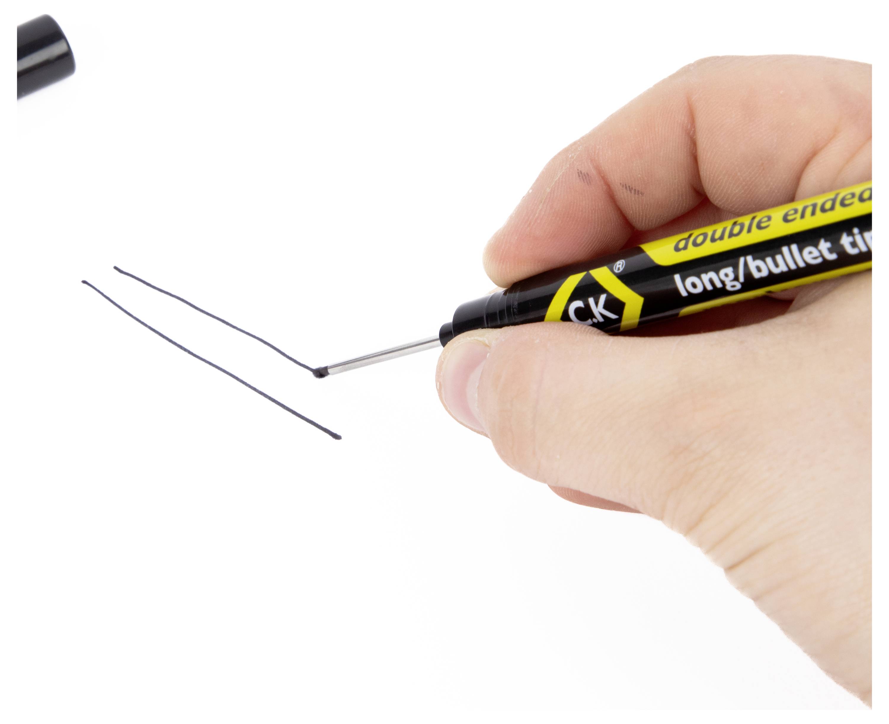 Kreslení dvou rovnoběžných černých čar na bílém povrchu fixem.