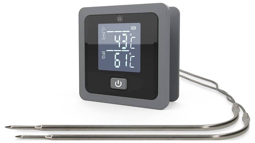 Digitální duální teploměr se dvěma teplotními údaji, 43°C a 61°C, zobrazený na černé řídicí jednotce s připojenými kovovými sondami.