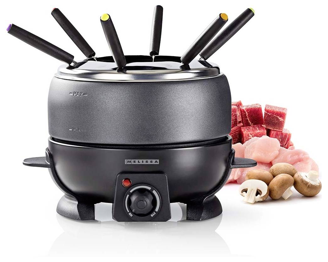 Černý elektrický fondue hrnec se šesti vidličkami, zobrazen s masem, marshmallowy, houbami a brambory vedle něj na bílém pozadí.