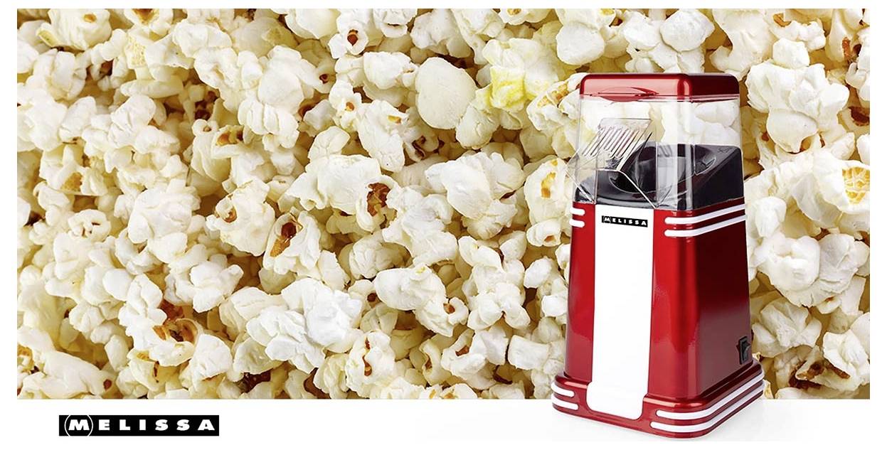 Červenobílý stroj na popcorn stojí před detailním pozadím rozpukaného popcornu, s názvem značky 'MELISSA' v levém dolním rohu.