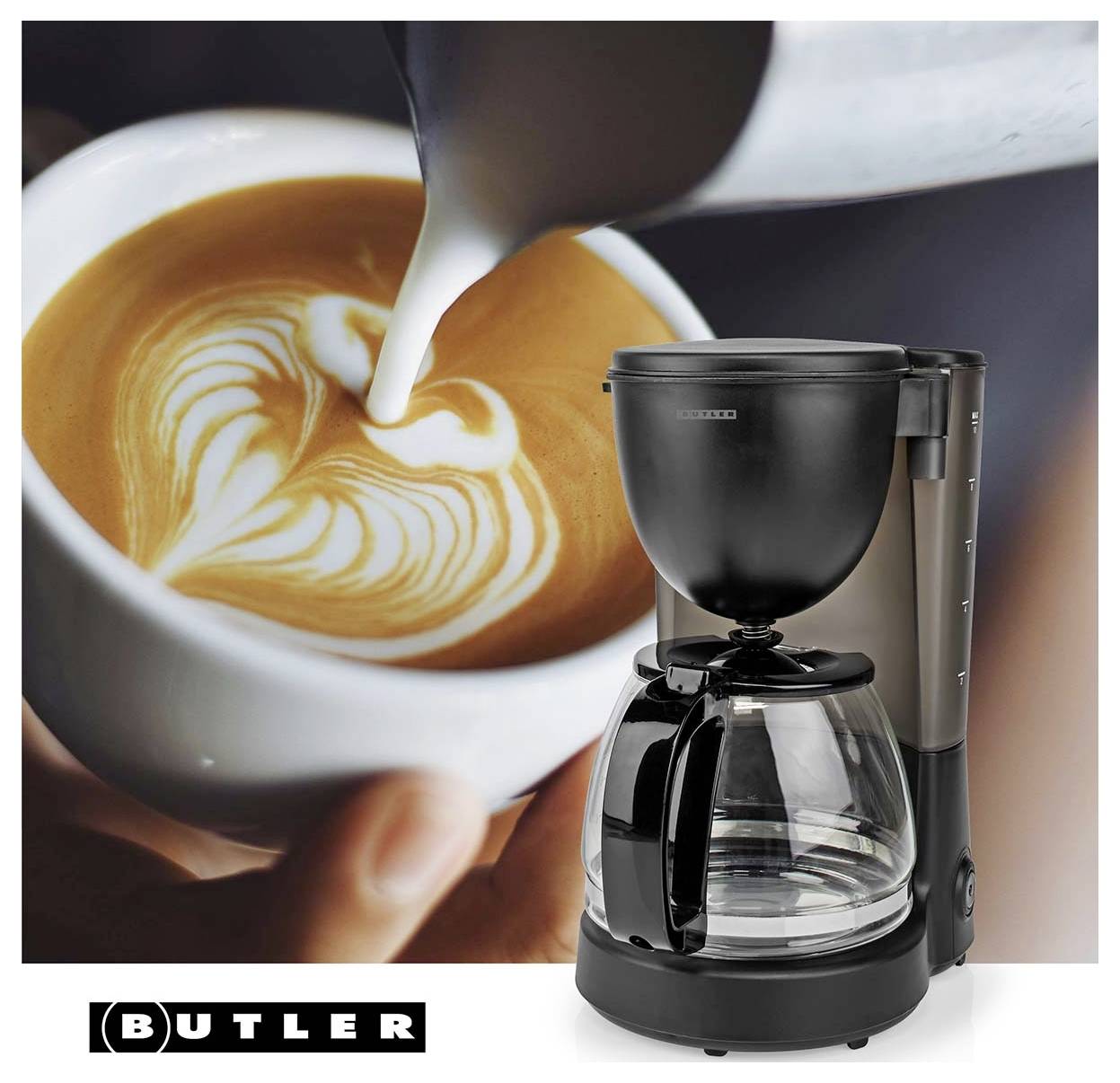 Káva se nalévá do bílého šálku a vytváří latte art vedle značky Butler drip coffee maker se skleněnou konvicí.