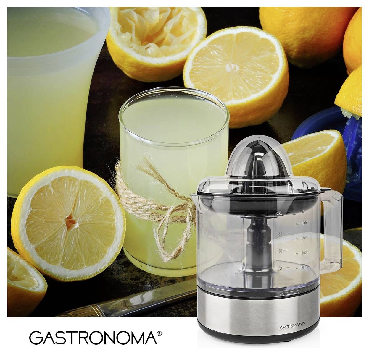 Gastronoma lisovač citrusů s celými a pokrájenými citróny a sklenicí citrónové šťávy, který ukazuje produkt používaný k výrobě šťávy.