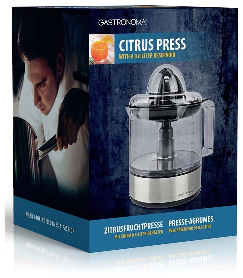 Produktová krabice Gastronoma 'Citrus Press' s čirým elektrickým odšťavňovačem a zásobníkem o objemu 0,8 litru, zobrazená vedle muže, který vymačkává citrusové plody.