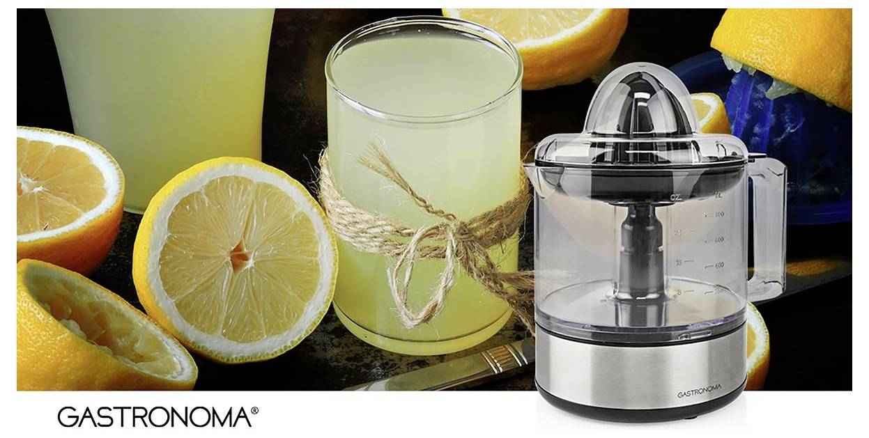 Reklamní obrázek čirého elektrického citrusového odšťavňovače vedle sklenice s citronový nápojem a pokrájenými citróny, s logem "GASTRONOMA".