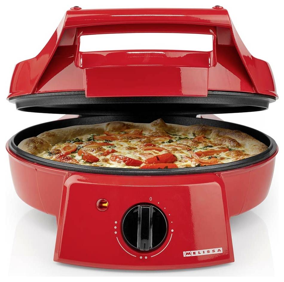 Červená kuchyňská elektrická pec na pizzu s otevřeným víkem, ukazující uvnitř upečenou pizzu a přední regulátor teploty.