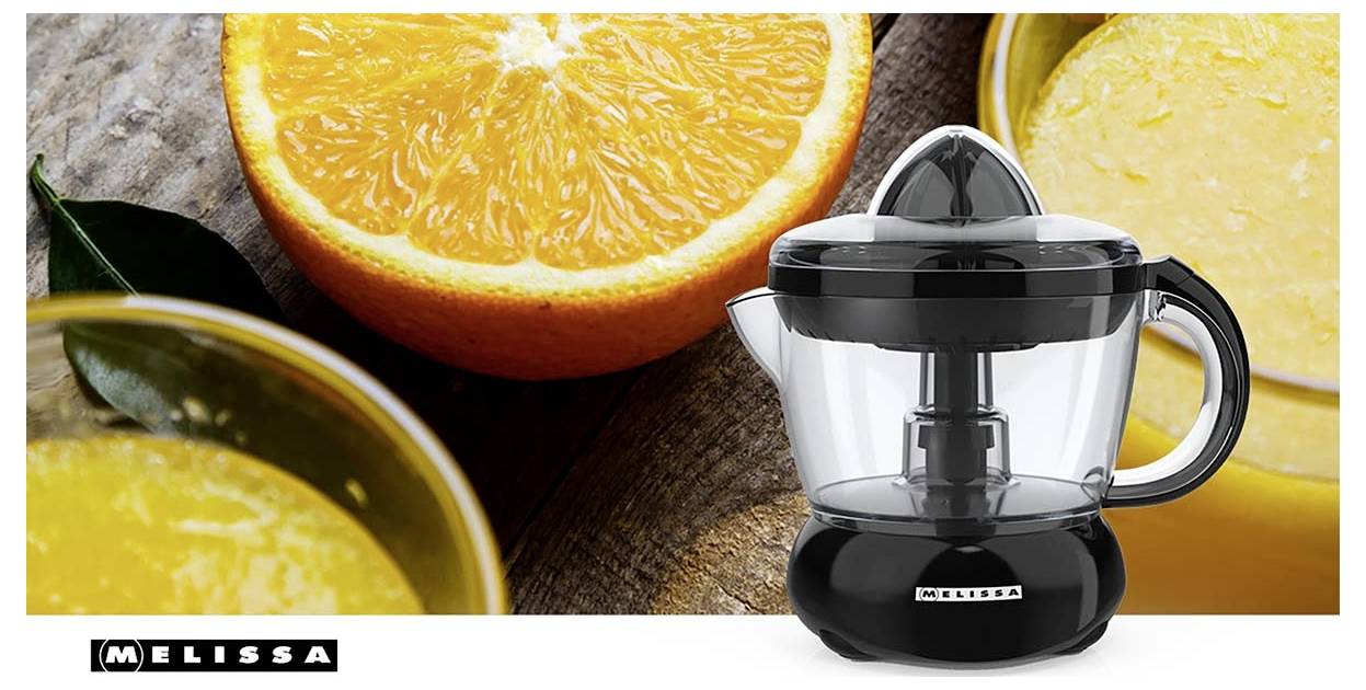 Černý struhadlo na citrusy Melissa s průhlednou nádobou zobrazeným mezi pokrájenými pomeranči a šťávou, což zdůrazňuje produkt pro čerstvou pomerančovou šťávu.