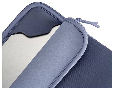 Detailní pohled na modrý uzavírací obal na tablet nebo notebook s polstrovanými okraji a šňůrkou pro zatahování na světlém pozadí.