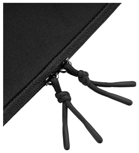 Detailní snímek dvou černých táhel zipu na černém rohu látky na bílém pozadí.