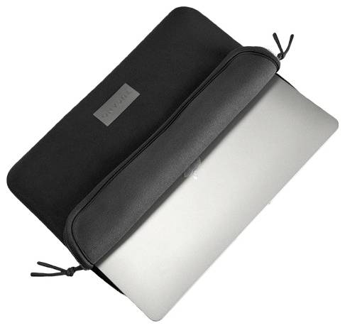 Stříbrný laptop v černém zipovacím pouzdru s malým štítkem, zobrazený diagonálně na bílém pozadí.