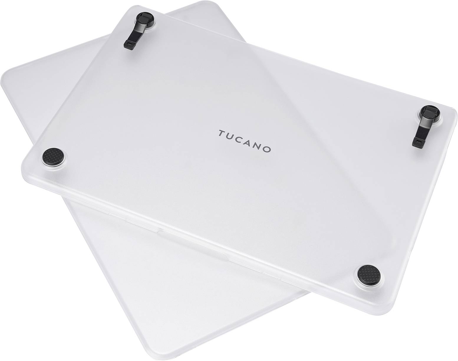 Dvě průhledné bílé pouzdra na notebook s černými rohovými úchyty a logem „TUCANO" naskládaná na bílém pozadí.