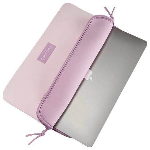 Růžový pouzdro na notebook se zipem částečně zakrývající stříbrný MacBook na bílém pozadí.