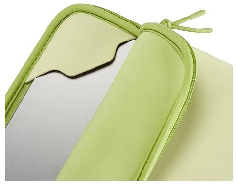 Zblízka zelený obal na notebook se zipem, částečně otevřený, uvnitř je vidět stříbrný laptop.