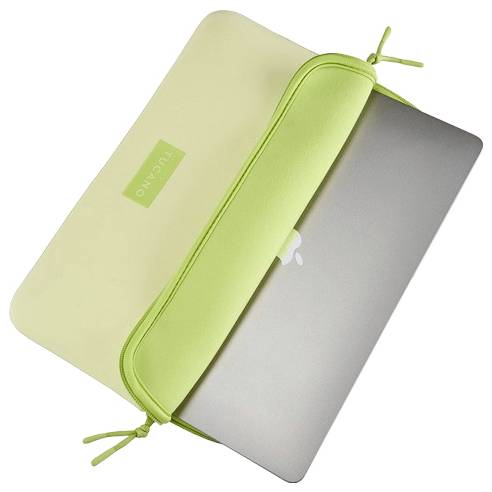 Přenosný počítač v zeleném obalu se zipem, přičemž obal částečně zakrývá stříbrný MacBook na bílém pozadí.