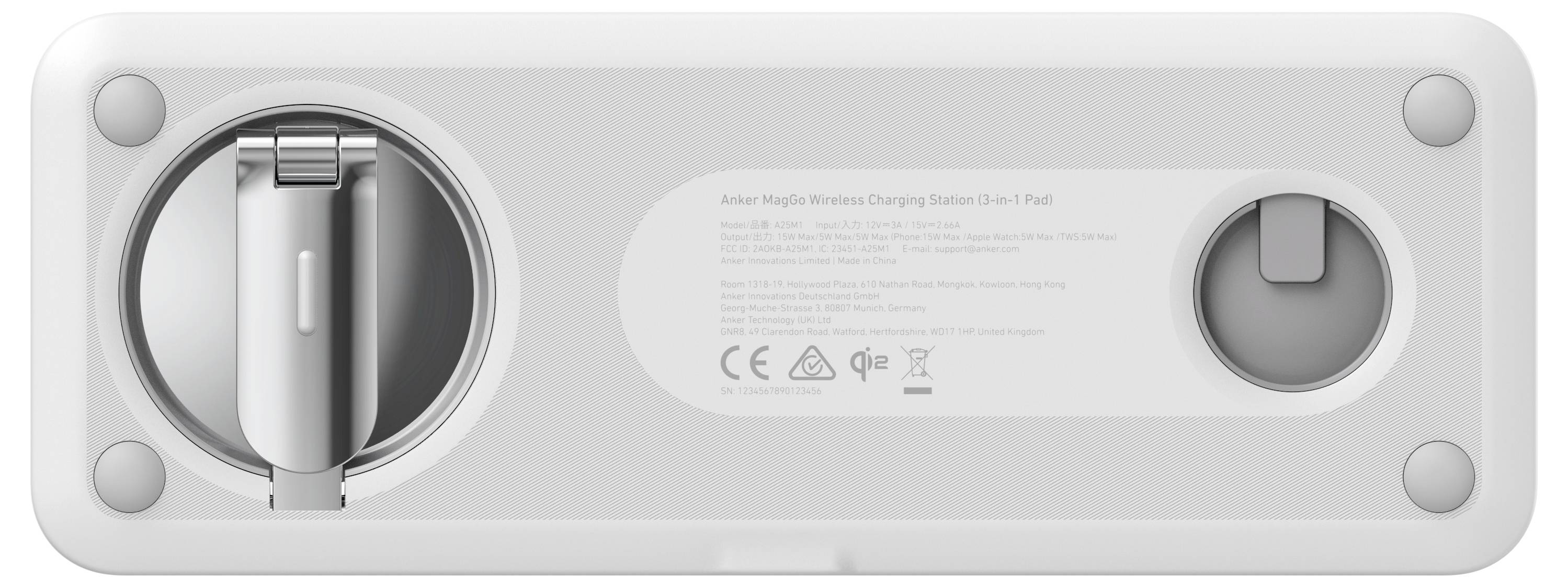 Pohled zespodu stříbrné myši Apple Magic Mouse 2 s viditelným nabíjecím portem Lightning, vypínačem napájení a čtyřmi šrouby v rozích.