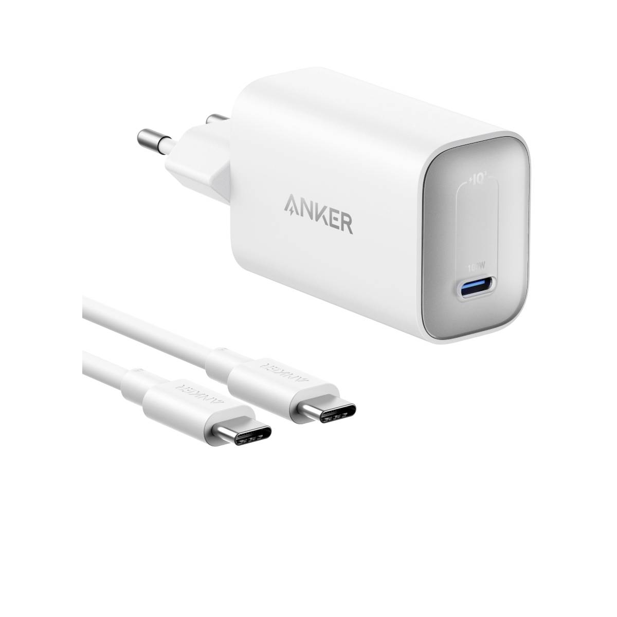 Bílá nabíječka Anker do zásuvky s evropskou zástrčkou a portem USB-C, znázorněna se dvěma bílými kabely USB-C