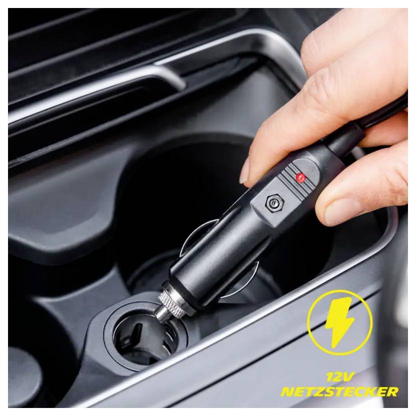 Ruční zapojení 12V automobilové nabíječky do zásuvky napájení vozidla, se žlutou ikonou blesku a textem „12V NETZSTECKER".