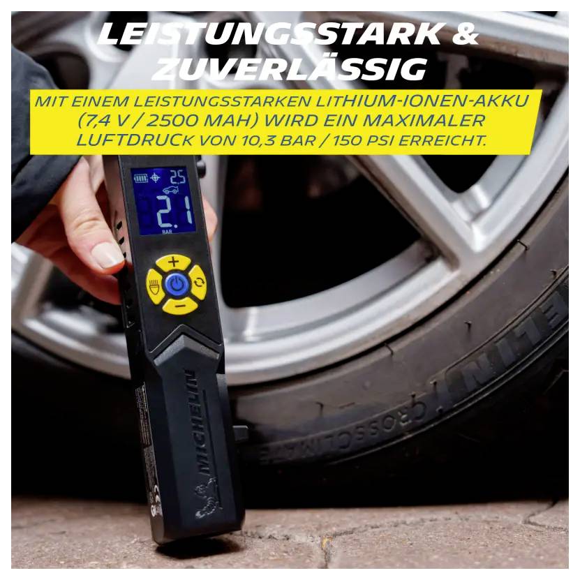 Ruční elektrický kompresor vzduchu natahuje pneumatiku automobilu; překryv: 'VÝKONNÝ A SPOLEHLIVÝ' a údaj baterie 7,4 V/2500 mAh, maximálně 10,3 bar/150 psi.
