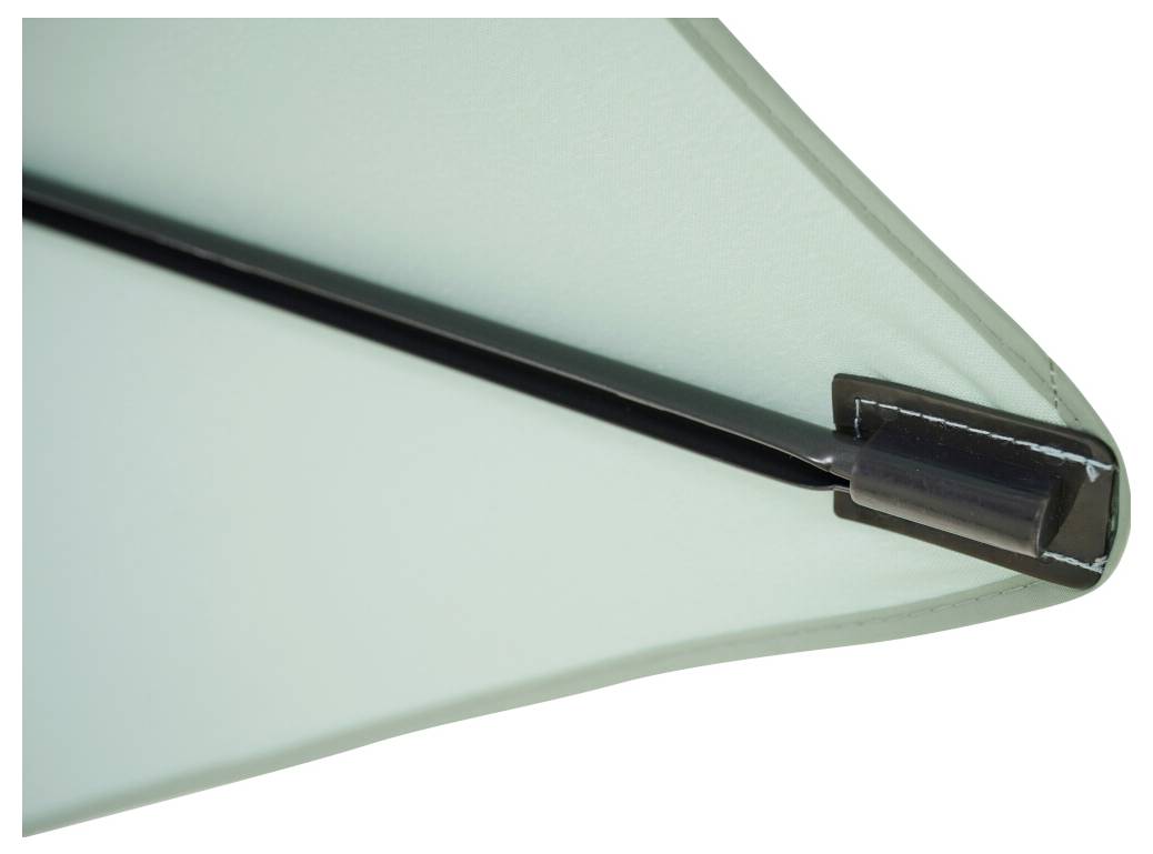 Detailní záběr na průsvitný matný skleněný nebo plastový panel s černou kovovou podpěrnou tyčí a rohovou konzolou na pravém okraji.