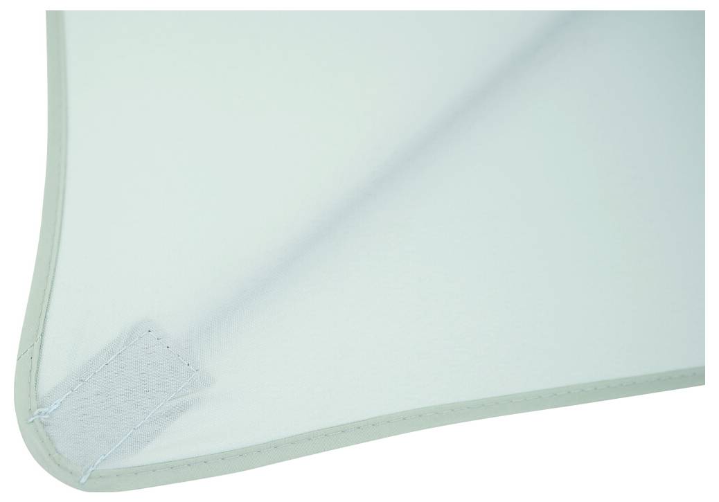 Detailní záběr na průhledné světle zelené síťované tkaniny v rozích se stehem na zesílení a vázaným okrajem na bílém pozadí.
